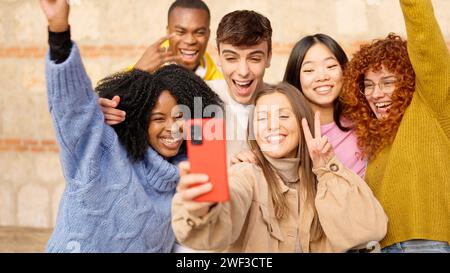 Diverse persone adolescenti che fanno un selfie per celebrare qualcosa di molto felice Foto Stock