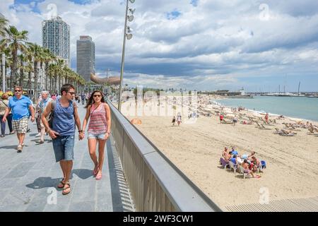 La Barceloneta, il famoso quartiere balneare di Barcellona. La Barceloneta si trova nel quartiere Ciutat Vella ed è molto popolare tra i turisti. Foto Stock