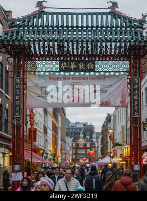 La strada principale di Londra a Chinatown ha le vecchie lanterne rimosse in preparazione del capodanno lunare cinese. Foto Stock