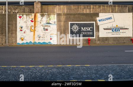 Opere d'arte lungo le mura del porto presso il terminal principale del porto crocieristico sull'isola di Madeira, Portogallo. Foto Stock