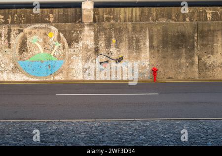 Opere d'arte lungo le mura del porto presso il terminal principale del porto crocieristico sull'isola di Madeira, Portogallo. Foto Stock