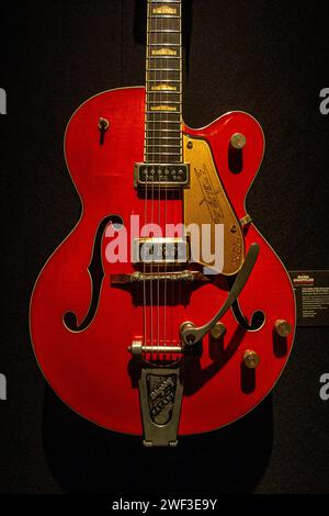 Straordinaria generosità da parte di Mark Knopfler dei dire Straits, donando la sua collezione personale di 120 chitarre che coprono 50 anni per beneficenza 31/02/2024. Foto Stock