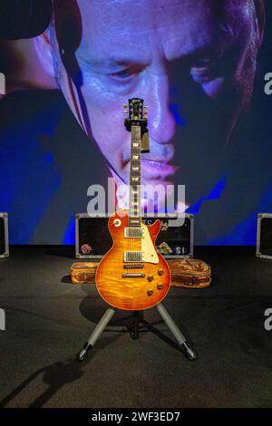 Straordinaria generosità da parte di Mark Knopfler dei dire Straits, donando la sua collezione personale di 120 chitarre che coprono 50 anni per beneficenza 31/02/2024. Foto Stock