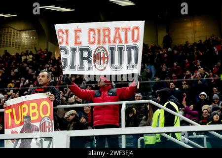 Un cartello dedicato a Olivier Giroud è stato visto durante la partita di serie A tra il Milan e il Bologna FC 1909 allo stadio Giuseppe Meazza di Milano, Italia, il 027 2024 gennaio Foto Stock