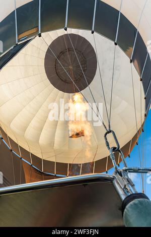 Primo piano della mongolfiera che si prepara per il volo. Foto Stock