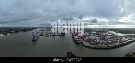 Amburgo, Germania, 30 dicembre 2023: Panorama a 180 gradi foto aerea del porto container di Amburgo. Operazioni portuali, gru e container di grandi dimensioni Foto Stock