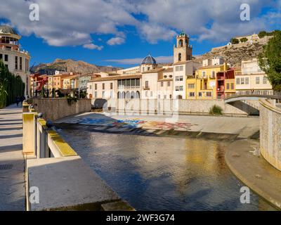 La Catedral de Orihuela, situata sul lato del Rio Segura, che attraversa il centro di Orihuela, Alicante, Spagna Foto Stock