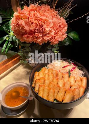 Involtini di primavera freschi in vassoio su buffet. Questa foto è stata scattata da Phuket, Thailandia, Foto Stock