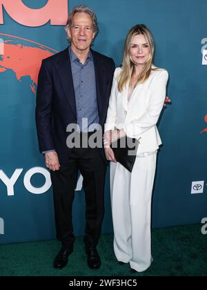 HOLLYWOOD, LOS ANGELES, CALIFORNIA, USA - GENNAIO 27: David E. Kelley e la moglie Michelle Pfeiffer arrivano al 33° Annual Environmental Media Association Awards Gala tenutosi al Sunset Las Palmas Studios il 27 gennaio 2024 a Hollywood, Los Angeles, California, Stati Uniti. (Foto di Xavier Collin/Image Press Agency) Foto Stock