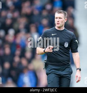 West Bromwich, Regno Unito. 28 gennaio 2024. Arbitro, Thomas Bramall durante il quarto turno della Emirates fa Cup tra West Bromwich Albion e Wolverhampton Wanderers agli Hawthorns, West Bromwich, Inghilterra, il 28 gennaio 2024. Foto di Stuart Leggett. Solo per uso editoriale, licenza necessaria per uso commerciale. Nessun utilizzo in scommesse, giochi o pubblicazioni di un singolo club/campionato/giocatore. Credito: UK Sports Pics Ltd/Alamy Live News Foto Stock