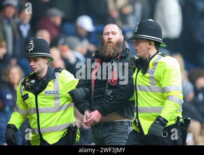 West Bromwich, Regno Unito. 28 gennaio 2024. Il tifoso viene rimosso dallo stadio dalla polizia durante la partita del quarto turno della Emirates fa Cup West Bromwich Albion vs Wolverhampton Wanderers agli Hawthorns, West Bromwich, Regno Unito, 28 gennaio 2024 (foto di News Images) a West Bromwich, Regno Unito il 1/28/2024. (Foto di Gareth Evans/News Images/Sipa USA) credito: SIPA USA/Alamy Live News Foto Stock