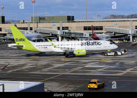 Flugbetrieb auf dem Flughafen Zürich-Kloten ZRH. Ein Passagierflugzeug der Fluggesellschaft Air Baltic vom Typ Airbus A220-300 mit der Kennung YL-AAV auf dem Flughafen Zürich-Kloten ZRH. *** Operazioni di volo presso l'aeroporto di Zurigo Kloten ZRH Un aeromobile passeggeri della compagnia aerea Air Baltic del tipo Airbus A220 300 con registrazione YL AAV presso l'aeroporto di Zurigo Kloten ZRH Foto Stock