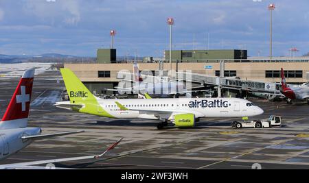 Flugbetrieb auf dem Flughafen Zürich-Kloten ZRH. Ein Passagierflugzeug der Fluggesellschaft Air Baltic vom Typ Airbus A220-300 mit der Kennung YL-AAV auf dem Flughafen Zürich-Kloten ZRH. *** Operazioni di volo presso l'aeroporto di Zurigo Kloten ZRH Un aeromobile passeggeri della compagnia aerea Air Baltic del tipo Airbus A220 300 con registrazione YL AAV presso l'aeroporto di Zurigo Kloten ZRH Foto Stock