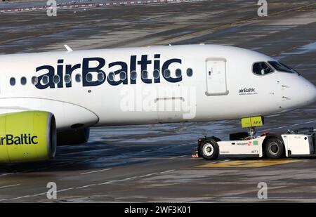 Flugbetrieb auf dem Flughafen Zürich-Kloten ZRH. Ein Passagierflugzeug der Fluggesellschaft Air Baltic vom Typ Airbus A220-300 mit der Kennung YL-AAV auf dem Flughafen Zürich-Kloten ZRH. *** Operazioni di volo presso l'aeroporto di Zurigo Kloten ZRH Un aeromobile passeggeri della compagnia aerea Air Baltic del tipo Airbus A220 300 con registrazione YL AAV presso l'aeroporto di Zurigo Kloten ZRH Foto Stock