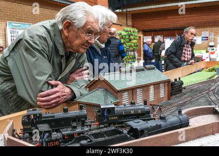 Kendal, Cumbria 28 gennaio 2024 - gli appassionati di treni giovani e vecchi si divertono con le mostre di modellini ferroviari al Kendal Leisure Centre in Cumbria. Recentemente la Warley National Model Railway Exhibition di Birmingham ha annullato il loro spettacolo annuale a causa di un'adesione "anziana" i bambini di Kendal erano tutti affascinati dalle mostre mentre i treni giravano intorno al tracciato. Credito: Stop Press Media/Alamy Live News Foto Stock