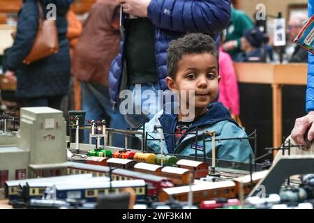 Kendal, Cumbria 28 gennaio 2024 *fotografato con il permesso dei genitori* - gli appassionati di treni giovani e vecchi si divertono con le mostre di modellini ferroviari al Kendal Leisure Centre in Cumbria. Recentemente la Warley National Model Railway Exhibition di Birmingham ha annullato il loro spettacolo annuale a causa di un'adesione "anziana" i bambini di Kendal erano tutti affascinati dalle mostre mentre i treni giravano intorno al tracciato. Credito: Stop Press Media/Alamy Live News Foto Stock