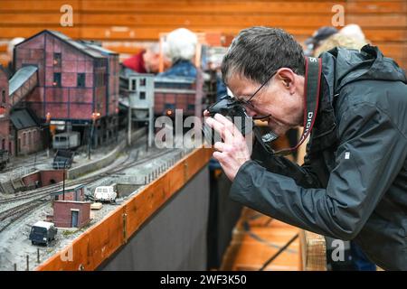 Kendal, Cumbria 28 gennaio 2024 - gli appassionati di treni giovani e vecchi si divertono con le mostre di modellini ferroviari al Kendal Leisure Centre in Cumbria. Recentemente la Warley National Model Railway Exhibition di Birmingham ha annullato il loro spettacolo annuale a causa di un'adesione "anziana" i bambini di Kendal erano tutti affascinati dalle mostre mentre i treni giravano intorno al tracciato. Credito: Stop Press Media/Alamy Live News Foto Stock