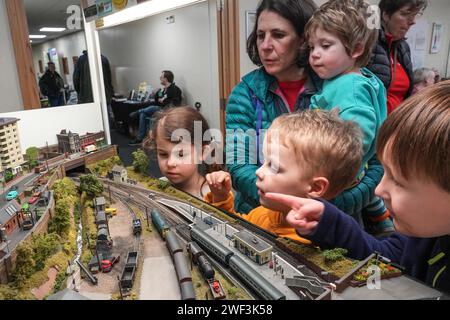 Kendal, Cumbria 28 gennaio 2024 *fotografato con il permesso dei genitori* - gli appassionati di treni giovani e vecchi si divertono con le mostre di modellini ferroviari al Kendal Leisure Centre in Cumbria. Recentemente la Warley National Model Railway Exhibition di Birmingham ha annullato il loro spettacolo annuale a causa di un'adesione "anziana" i bambini di Kendal erano tutti affascinati dalle mostre mentre i treni giravano intorno al tracciato. Credito: Stop Press Media/Alamy Live News Foto Stock