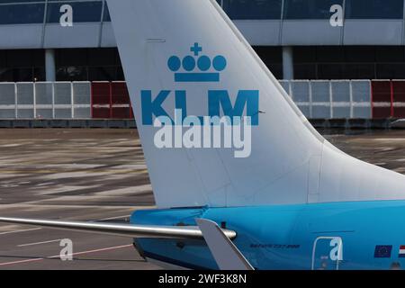 Flugbetrieb auf dem Flughafen Zürich-Kloten ZRH. Heckleitwerk eines Passagierflugzeugs der niederländischen Fluggesellschaft KLM vom Typ Boeing 737-800 auf dem Flughafen Zürich-Kloten ZRH. *** Operazioni di volo presso l'aeroporto di Zurigo Kloten ZRH Tailplane di un aeromobile passeggeri Boeing 737 800 della compagnia aerea olandese KLM presso l'aeroporto di Zurigo Kloten ZRH Foto Stock