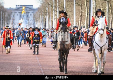 Londra, Regno Unito. 28 gennaio 2024. La processione sul Mall. Ogni anno, i volontari della English Civil War Society con il Kings Army, marciano lungo il Mall nel centro di Londra e alla Horse Guards Parade, in commemorazione di Carlo i, martirizzato il 30 gennaio 1649. Ogni reggimento della rievocazione è composto da ufficiali, moschetti, seguiti dal colore, batteristi, picchieri e bagagli (donne e bambini). Crediti: Imageplotter/Alamy Live News Foto Stock