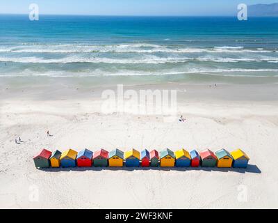 Capanne colorate sulla spiaggia, West Beach, Muizenberg, città del Capo, Sudafrica Foto Stock