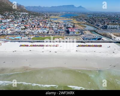 Capanne colorate sulla spiaggia, West Beach, Muizenberg, città del Capo, Sudafrica Foto Stock