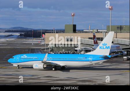 Flugbetrieb auf dem Flughafen Zürich-Kloten ZRH. Ein Passagierflugzeug der niederländischen Fluggesellschaft KLM vom Typ Boeing 737-8K2 mit der Kennung PH-BXI auf dem Flughafen Zürich-Kloten ZRH. *** Operazioni di volo presso l'aeroporto di Zurigo Kloten ZRH Un aeromobile passeggeri Boeing 737 8K2 della compagnia aerea olandese KLM con registrazione PH BXI presso l'aeroporto di Zurigo Kloten ZRH Foto Stock