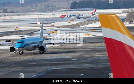 Flugbetrieb auf dem Flughafen Zürich-Kloten ZRH. Flugbetrieb auf dem Flughafen Zürich-Kloten ZRH. Verschiedene Flugzeuge der Edelweiss Air, KLM und Iberia auf dem Flughafen Zürich. *** Operazioni di volo all'aeroporto di Zurigo Kloten ZRH operazioni di volo all'aeroporto di Zurigo Kloten ZRH vari aeromobili Edelweiss Air, KLM e Iberia all'aeroporto di Zurigo Foto Stock