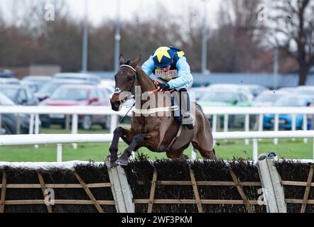 Ippodromo di Doncaster, Regno Unito. 28 gennaio 2024. Doncaster, Regno Unito. Domenica 28 gennaio 2024.. Champagne Twist e Ben Jones vincono l'ostacolo SBK EBF National Hunt Maiden per l'allenatore Ben Pauling e i proprietari del Pour Decisions Syndicate. Credito immagini equine JTW / Alamy Live News Foto Stock