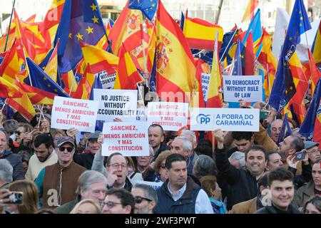 Centinaia di persone durante una manifestazione a Madrid per mostrare il loro rifiuto del patto Junts-psoe il 28 gennaio 2024 a Madrid, in Spagna Foto Stock