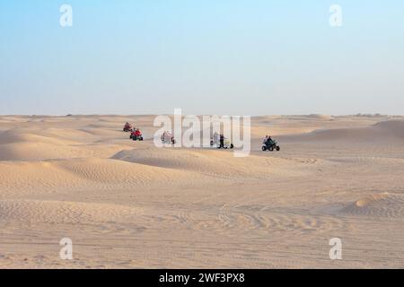 06.11.23 deserto del Sahara, Tunisia: Safari in quad nel deserto del Sahara, Tunisia. Persone che guidano quad sulle dune di sabbia Foto Stock