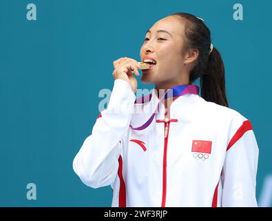 Pechino, provincia cinese di Zhejiang. 29 settembre 2023. La medaglia d'oro cinese Zheng Qinwen partecipa alla cerimonia di premiazione dei singoli femminili di tennis ai 19 Giochi asiatici di Hangzhou, nella provincia dello Zhejiang, nella Cina orientale, il 29 settembre 2023. Crediti: Jia Haocheng/Xinhua/Alamy Live News Foto Stock