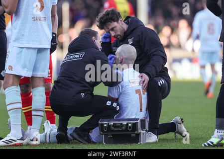 Deventer, Paesi Bassi. 28 gennaio 2024. DEVENTER, PAESI BASSI - GENNAIO 28: Bram Nuytinck del NEC riceve cure mediche durante la partita olandese Eredivisie tra Go Ahead Eagles e NEC a De Adelaarshorst il 28 gennaio 2024 a Deventer, Paesi Bassi. (Foto di Henny Meyerink/BSR Agency) credito: BSR Agency/Alamy Live News Foto Stock