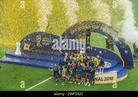 Mosca, Russia – 15 luglio 2018. Campione del mondo la Francia con il trofeo dopo la partita finale della Coppa del mondo. Foto Stock