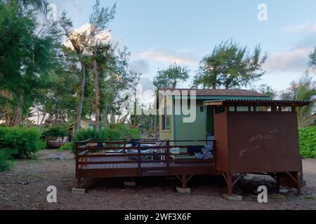 La vista del Kumu Camp si trova nella Baia di Anahola, Isola di Kauai, Hawaii Foto Stock
