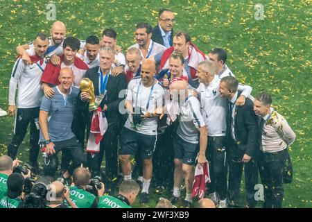Mosca, Russia – 15 luglio 2018. L'allenatore della nazionale di calcio francese Didier Deschamps e il suo staff tecnico e tecnico con il trofeo della Coppa del mondo af Foto Stock