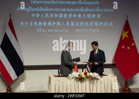 Bangkok, Thailandia. 28 gennaio 2024. Sig. Parnpree Bahiddha-Nukara (R), Vice primo Ministro e Ministro degli affari esteri della Thailandia, e sig. Wang Yi (L), membro dell’Ufficio politico del Comitato centrale della PCC e ministro degli affari esteri della Cina, ha cofirmato l'"accordo tra il governo del Regno di Thailandia e il governo della Repubblica popolare cinese sull'esenzione reciproca dei visti per i titolari di passaporti ordinari e passaporti per gli affari pubblici", per un periodo di soggiorno non superiore a 30 giorni, l'accordo entrerà in vigore il 1° marzo 2024. Credito: ZU Foto Stock