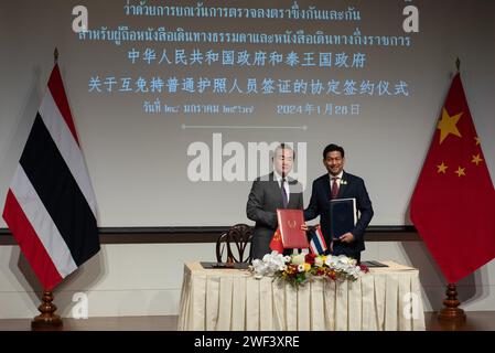 Bangkok, Thailandia. 28 gennaio 2024. Sig. Parnpree Bahiddha-Nukara (R), Vice primo Ministro e Ministro degli affari esteri della Thailandia, e sig. Wang Yi (L), membro dell’Ufficio politico del Comitato centrale della PCC e ministro degli affari esteri della Cina, ha cofirmato l'"accordo tra il governo del Regno di Thailandia e il governo della Repubblica popolare cinese sull'esenzione reciproca dei visti per i titolari di passaporti ordinari e passaporti per gli affari pubblici", per un periodo di soggiorno non superiore a 30 giorni, l'accordo entrerà in vigore il 1° marzo 2024. Credito: ZU Foto Stock