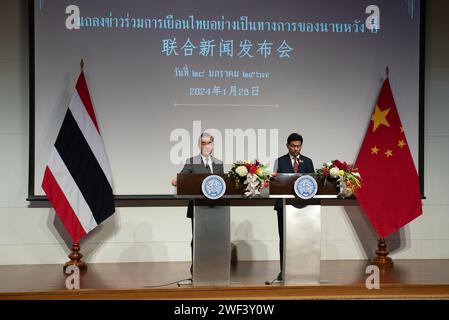 Bangkok, Thailandia. 28 gennaio 2024. Sig. Parnpree Bahiddha-Nukara (R), Vice primo Ministro e Ministro degli affari Esteri della Thailandia, e S.E. Sig. Credito: ZUMA Press, Inc./Alamy Live News Foto Stock