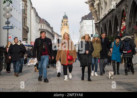 Monaco di Baviera, Germania - 20 dicembre 2023: Folla di persone su Marienplatz a Monaco. Marienplatz di Monaco è la piazza più famosa della città. Foto Stock