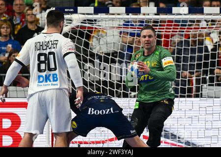 Colonia, Germania. 28 gennaio 2024. Andreas Palicka (Svezia) salva la palla durante la finale del 3° e 4° posto del menÂ&#x80;&#x99;della partita EHF Euro 2024 tra Svezia e Germania alla Lanxess Arena di Colonia, Germania credito: Independent Photo Agency/Alamy Live News Foto Stock