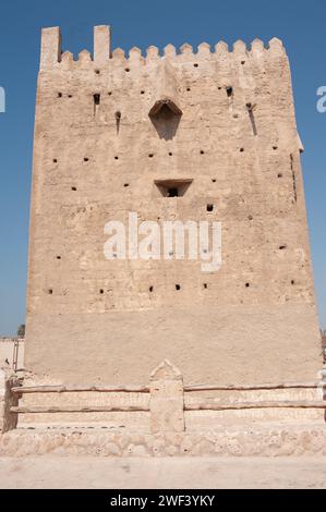 Una tradizionale torre di guardia che erano strutture difensive comuni nei quartieri storici di Dubai. Dubai Heritage Village, Shindagha, Dubai. Foto Stock