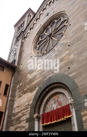 Portale della basilica di San fedele nel centro di Como, Italia Foto Stock
