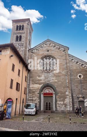 Portale della basilica di San fedele nel centro di Como, Italia Foto Stock