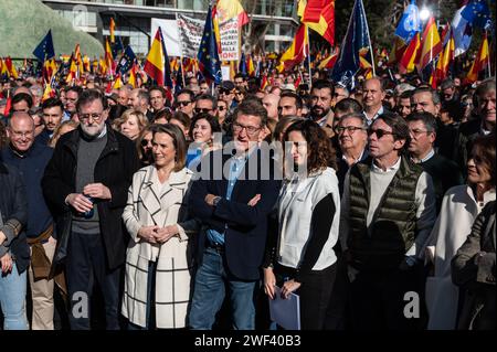 Madrid, Spagna. 28 gennaio 2024. Da sinistra a destra: Ex primo Ministro spagnolo Mariano Rajoy, Segretario generale del Partito Popolare Cuca Gamarra, leader dell'opposizione Alberto Nuñez Feijoo, Presidente della Comunità di Madrid Isabel Diaz Ayuso, ex primo Ministro spagnolo Jose Maria Aznar, sono visti durante una manifestazione contro il governo socialista di Pedro Sanchez per i suoi accordi con i partiti separatisti catalani sulla legge sull'amnistia. 45.000 persone, secondo la delegazione del governo, hanno partecipato al raduno del Partito Popolare. Crediti: Marcos del Mazo/Alamy Live News Foto Stock