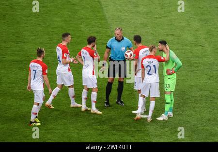 Mosca, Russia – 15 luglio 2018. I giocatori della nazionale di calcio croata disputano il rigore con l'arbitro Nestor Pitana che parla con durante la Coppa del mondo 2 Foto Stock