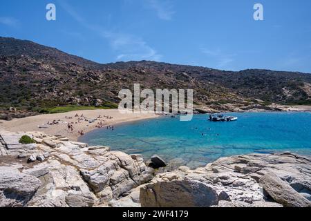 IOS, Grecia - 15 settembre 2023: Veduta dei turisti che arrivano in motoscafo e si godono una delle più incredibili spiagge turchesi della Grecia, Pikri Nero Foto Stock