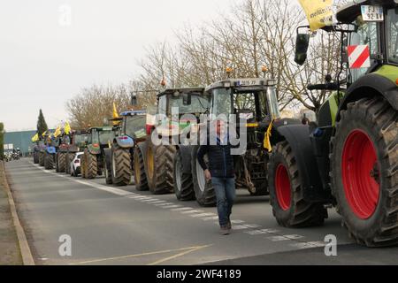 Mitry Mory, Francia. 27 gennaio 2024. © PHOTOPQR/LE PARISIEN/Cécilia Leriche ; Mitry-Mory ; 27/01/2024 ; Mitry-Mory, le 27 janvier 2024. EN réaction aux annonces du Premier ministre GabrielAttal ce vendredi, les Agriculture de la Coordination rurale de Seine-et-Marne ont mené une opération escargot au départ de Beton-Bazoches et à destination de l'aéroport de Roissy (Val-d'Oise). - La protesta degli agricoltori francesi continua Francia 27 gennaio 2024 hanno tentato di tentare l'aeroporto di Roissy ma sono stati fermati dalla polizia credito: MAXPPP/Alamy Live News Foto Stock