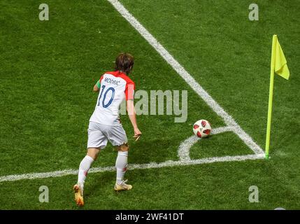 Mosca, Russia – 15 luglio 2018. La centrocampista della nazionale di calcio croata Luka Modric esegue un calcio d'angolo durante la partita finale della Coppa del mondo 2018 Franc Foto Stock