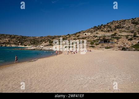 IOS, Grecia - 15 settembre 2023 : veduta dei giovani turisti che si godono l'incredibile spiaggia di sabbia e turchese di Pikri Nero a iOS Grecia Foto Stock